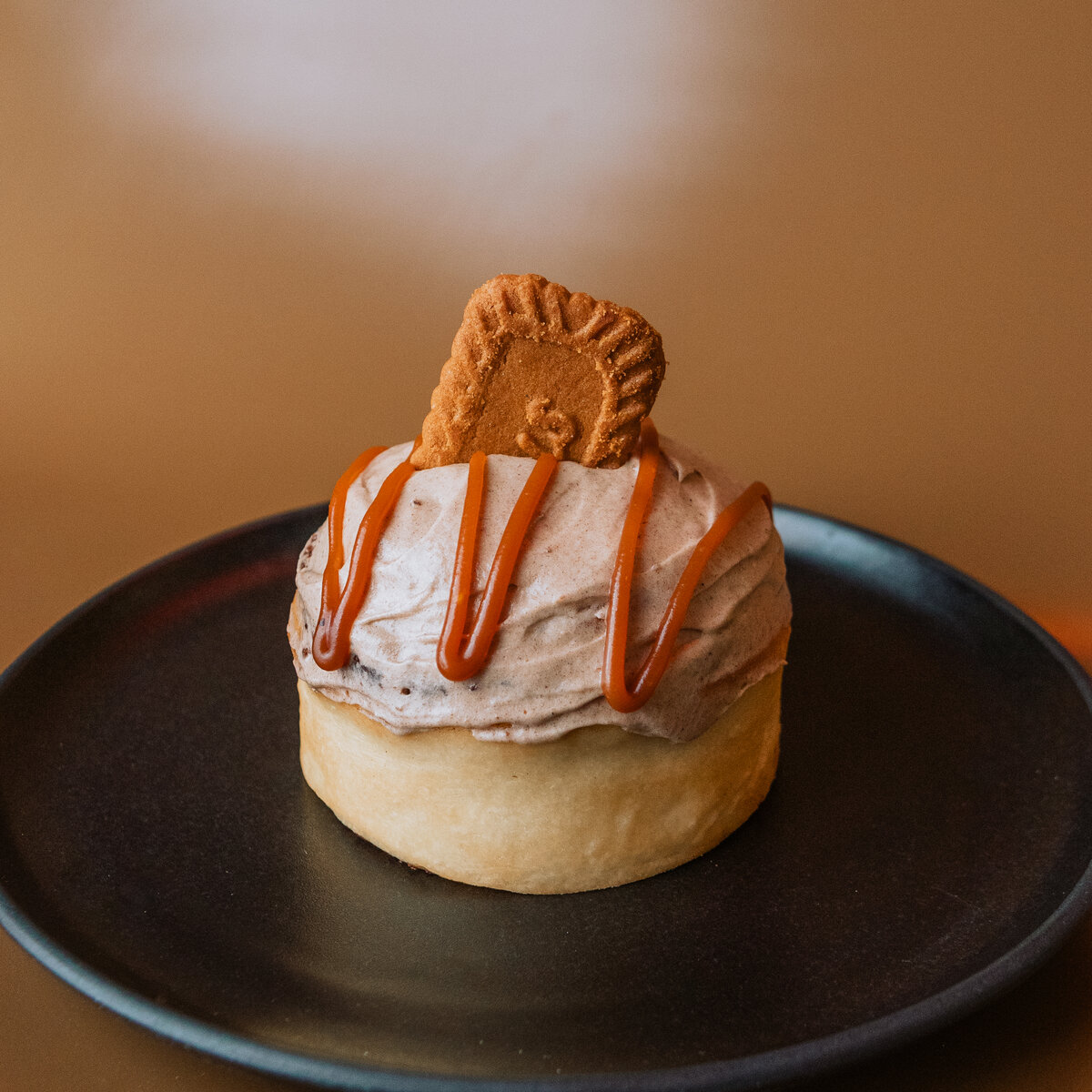 Sinamon cinnamon rolls with coffee